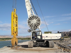 連續牆施工-新疆(jiang)庫爾勒開都河水(shui)電站圍堰工程1