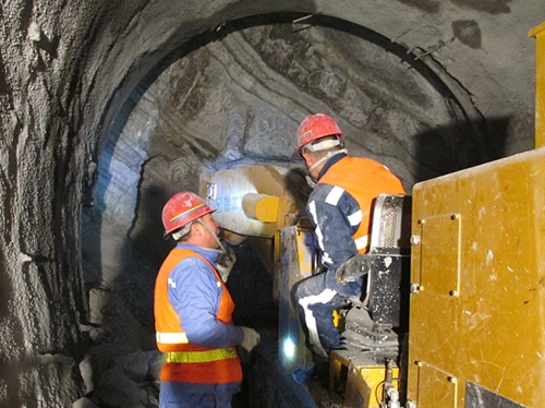 十餘台徐工(gong)掘進機貴陽地(dì)鐵展風采