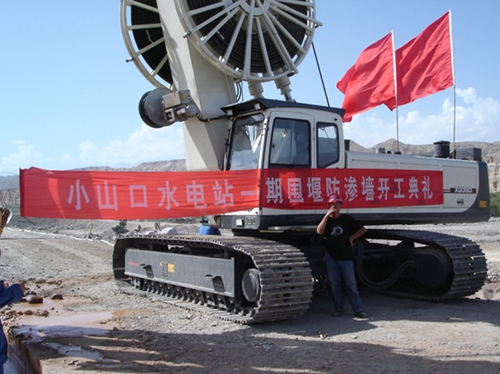 連續牆施工-新(xin)疆庫爾勒開都(dou)河水電站圍堰(yàn)工程