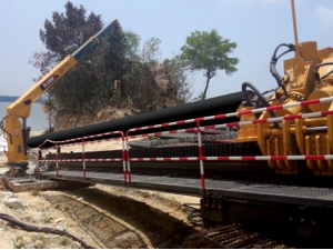 徐工XZ5000水(shui)平定向(xiang)鑽機成(cheng)功川越(yuè)馬來西(xi)亞海灣(wān)