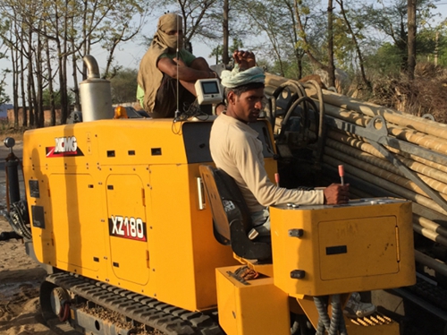 印度(du)黑土地上穿梭(suo)的徐工金