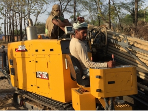 印度(du)黑土地(dì)上穿梭(suo)的徐工(gong)金